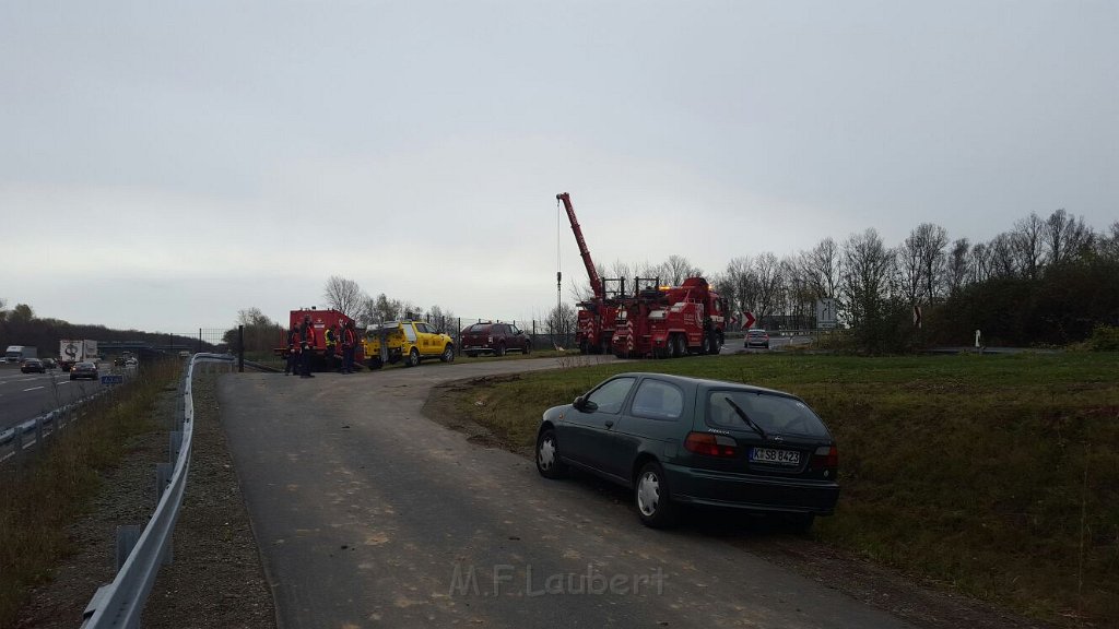 VU LKW umgestuerzt A 1 Rich A 4 Frankfurt im Kreuz Koeln West P233.jpg